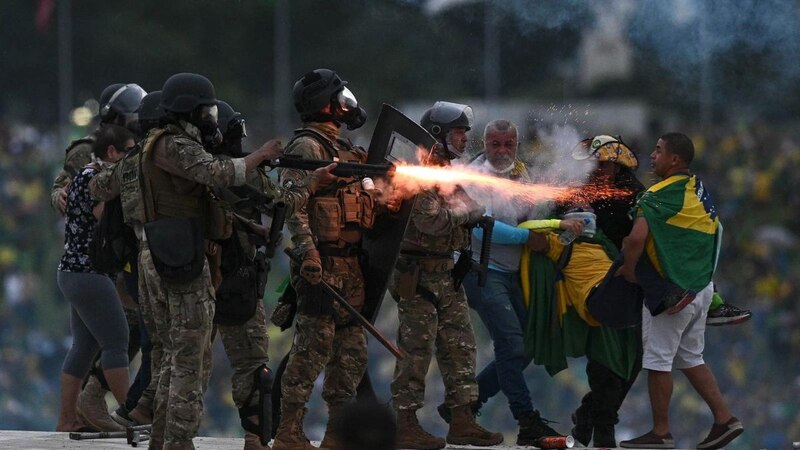 Manifestantes enfrentándose a la policía