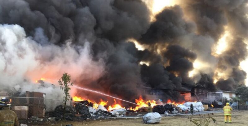 Incendio en un depósito de chatarra
