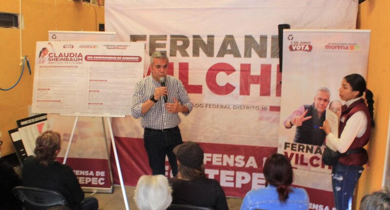 El candidato de Morena a la alcaldía de Tepetlaoxtoc, Fernando Vilchis, durante un mitin de campaña.