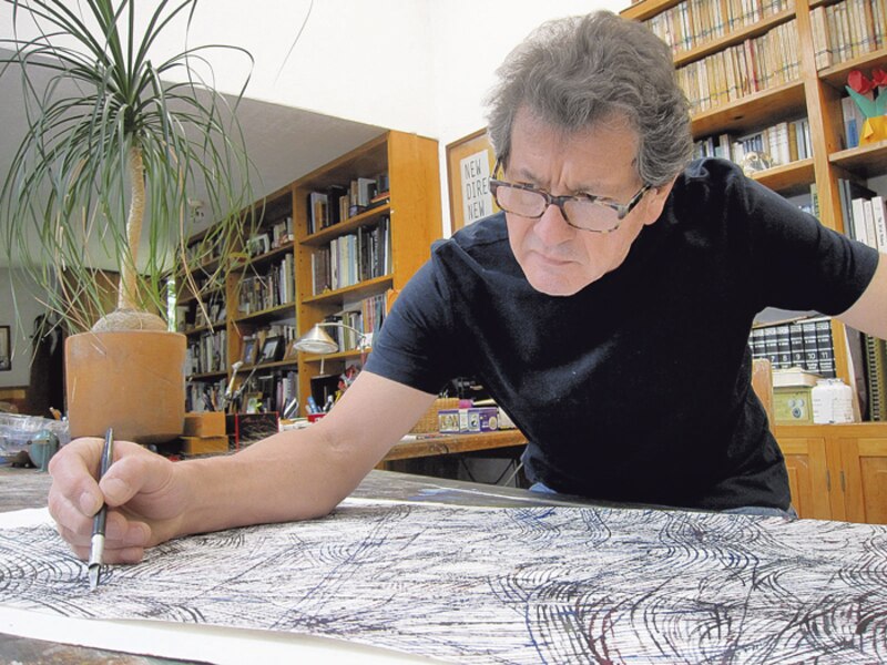 El artista plástico Arturo Rivera trabaja en su estudio