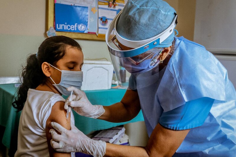 Niña recibe la vacuna contra el COVID-19