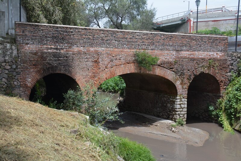Puente de ladrillos sobre un río