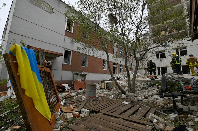 Bomberos inspeccionan los daños en un edificio tras un ataque aéreo en Kiev