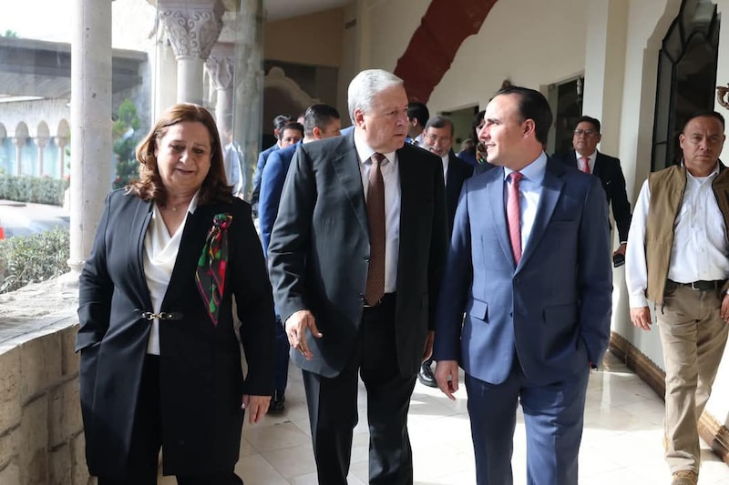 José María Fraustro y Manolo Jiménez durante la presentación del Tercer Informe de Resultados en Saltillo, Coahuila