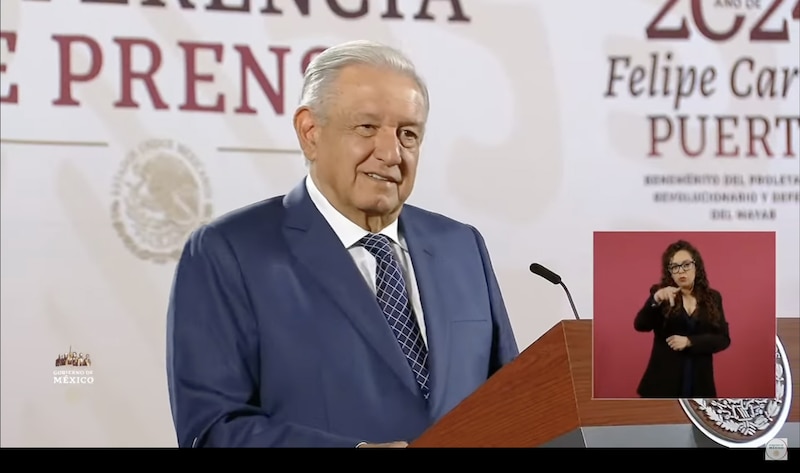 Posible título: El presidente Andrés Manuel López Obrador durante una conferencia de prensa matutina.