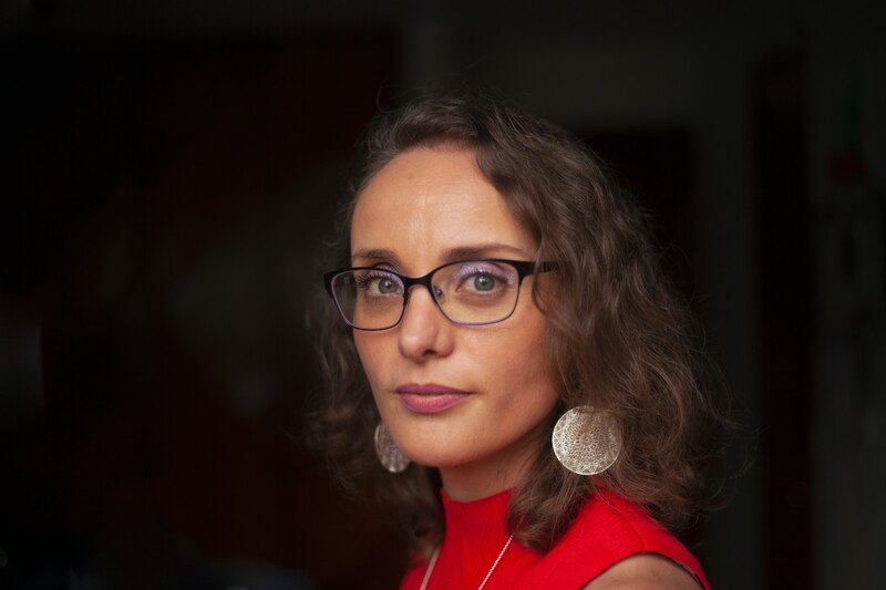 Retrato de una mujer con gafas y pelo castaño rojizo