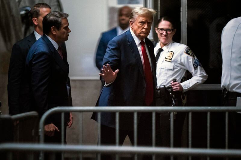 Donald Trump saliendo de la Casa Blanca