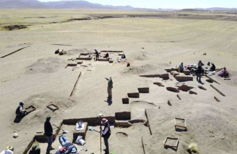 Un equipo de arqueólogos trabaja en un yacimiento arqueológico en el desierto de Atacama, en Chile