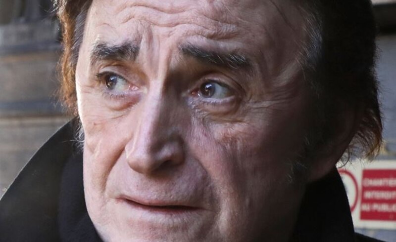 El cantante Raphael, con el pelo negro y los ojos azules, mira con expresión seria a la cámara.