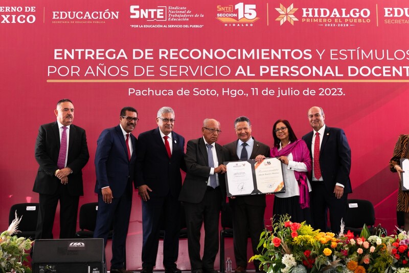 Title: Entrega de reconocimientos y estímulos por años de servicio al personal docente