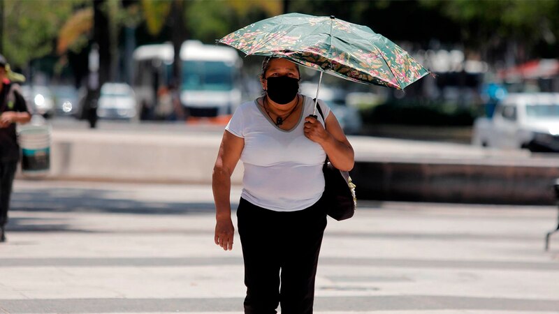 Mujer se protege del sol con un paraguas