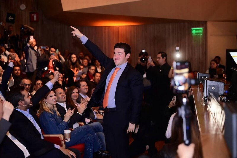 El candidato presidencial Gustavo Petro saluda a sus seguidores durante un mitin en Bogotá.