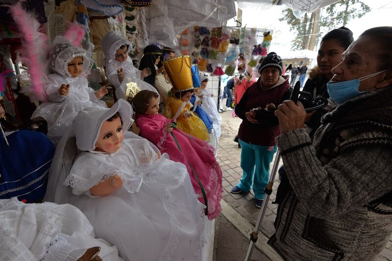 Mujer tomando foto de artesanías mexicanas