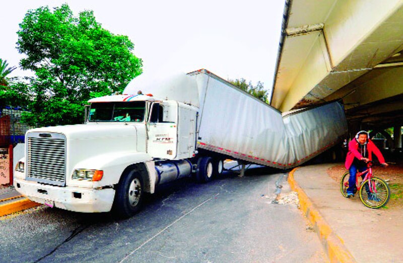 Un camión choca contra un puente en México