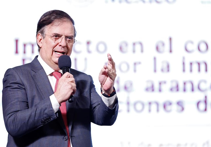 El secretario de economía, Marcelo Ebrard advirtió que el impacto negativo del aumento arancelario del 25% a productos mexicanos, serán los estadunideses, al tener que pagar precios más altos