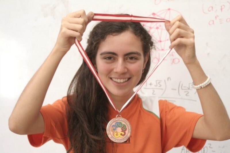 Estudiante gana medalla en competencia de matemáticas