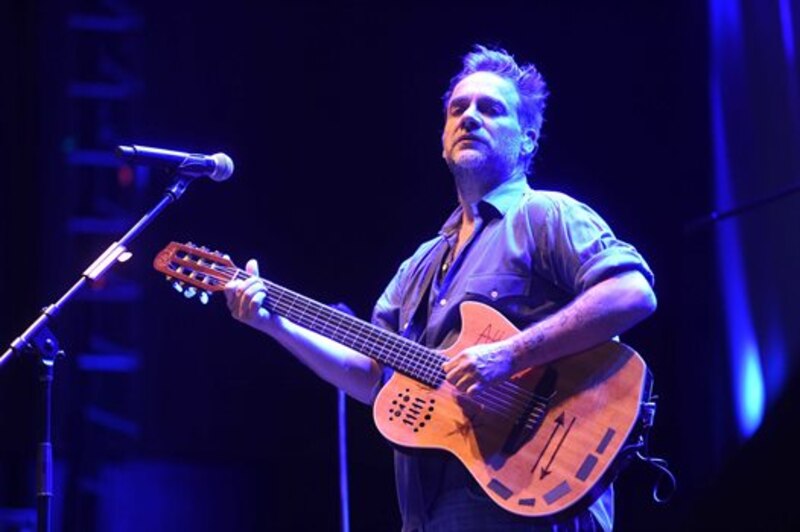 El cantante español Alejandro Sanz actúa en concierto.