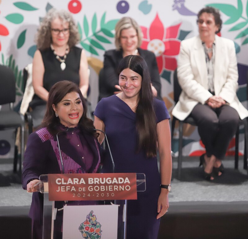 La Jefa de Gobierno, Claudia Sheinbaum, y la Secretaria de Cultura, Alejandra Frausto, en la inauguración de la exposición "El arte de la indumentaria en México".