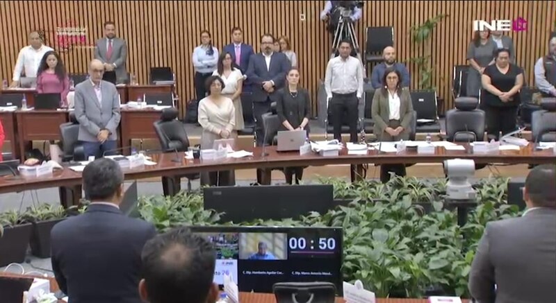 Diputados mexicanos guardan un minuto de silencio por las víctimas del COVID-19