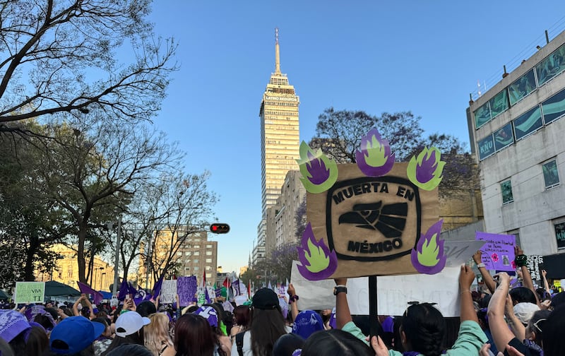 Multitudinaria marcha feminista en la Ciudad de México