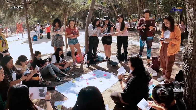 Jóvenes en un taller de lectura en el parque