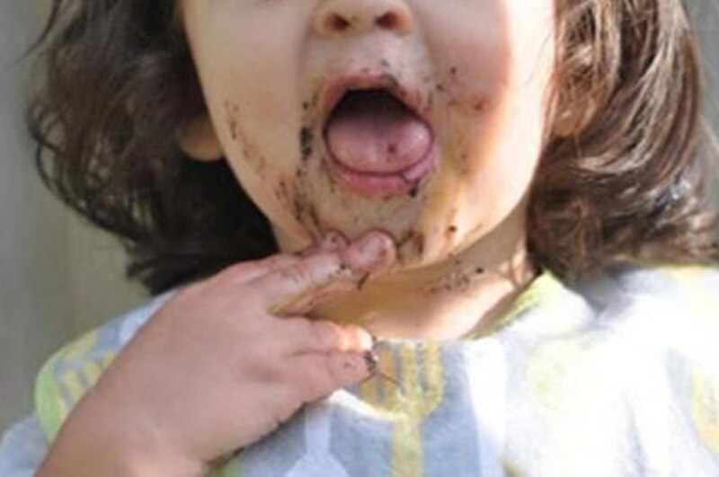 Bebé con la cara sucia de chocolate