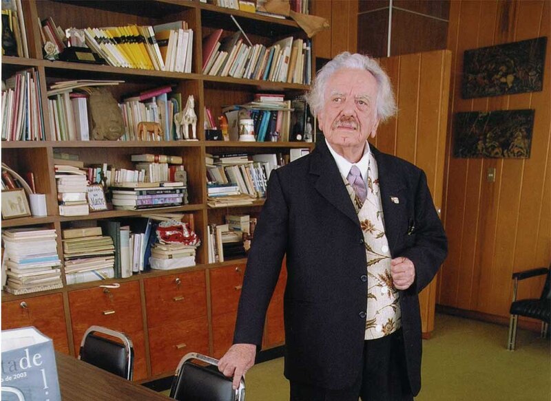 Jorge Luis Borges en su biblioteca personal