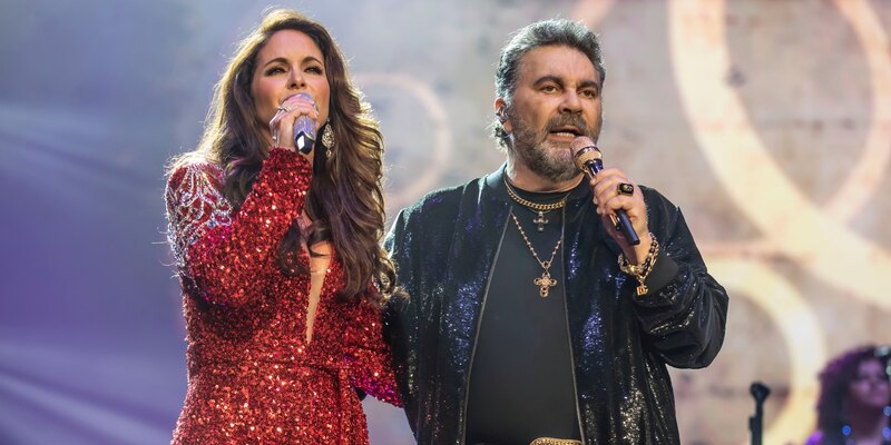 Ana Gabriel y Juan Gabriel cantando juntos en un concierto.