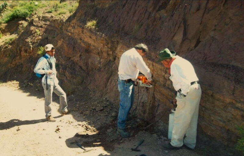 Geólogos trabajando en un afloramiento rocoso