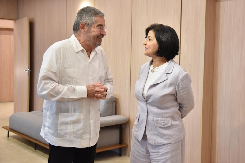 Juan Ramón de la Fuente es recibido por la embajadora Marcia Maro en Río de Janeiro como parte de su participación en la Cumbre de los BRICS