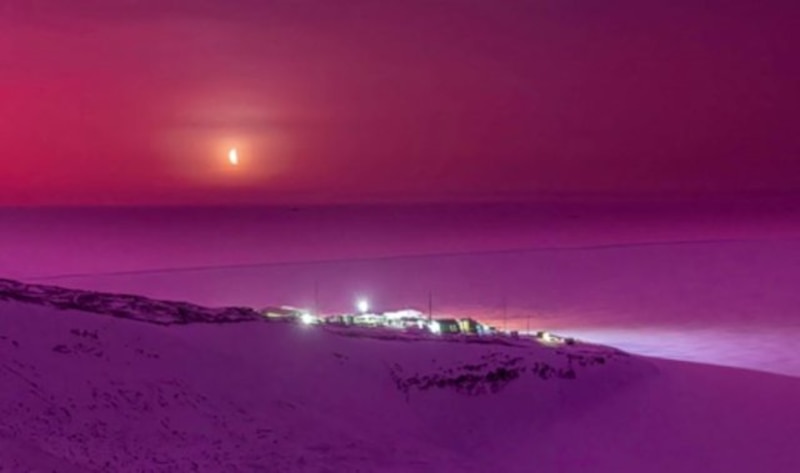La aurora boreal ilumina el cielo nocturno en la Antártida