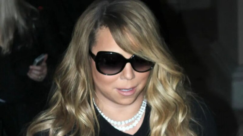 Mariah Carey luce un look casual con gafas de sol y un abrigo negro