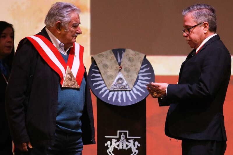 El presidente de la República, Nayib Bukele, entrega la condecoración Orden Nacional José Matías Delgado en Grado de Gran Cruz Placa de Plata al escritor David Escobar Galindo.