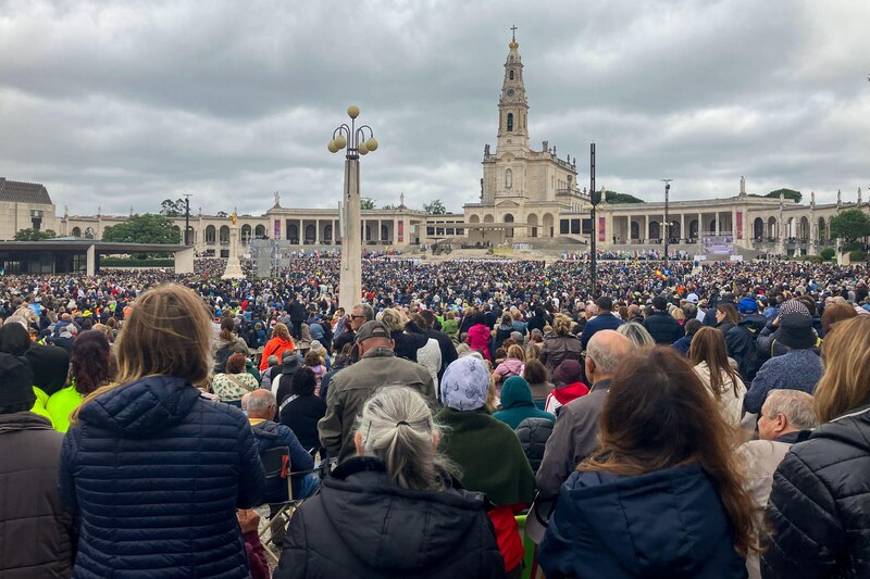 Multitud de personas en la Plaza de San Pedro en el Vaticano