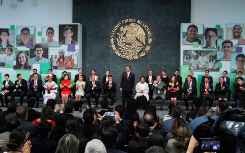 El Presidente Enrique Peña Nieto asiste a la ceremonia de entrega del Premio Nacional de la Juventud 2013