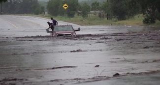Inundaciones en Texas dejan 13 muertos y 20 niñas desaparecidas    
