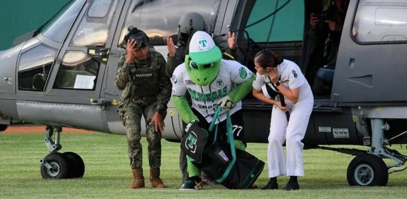 ¡La mascota de los Tigres del Licey llega en helicóptero!