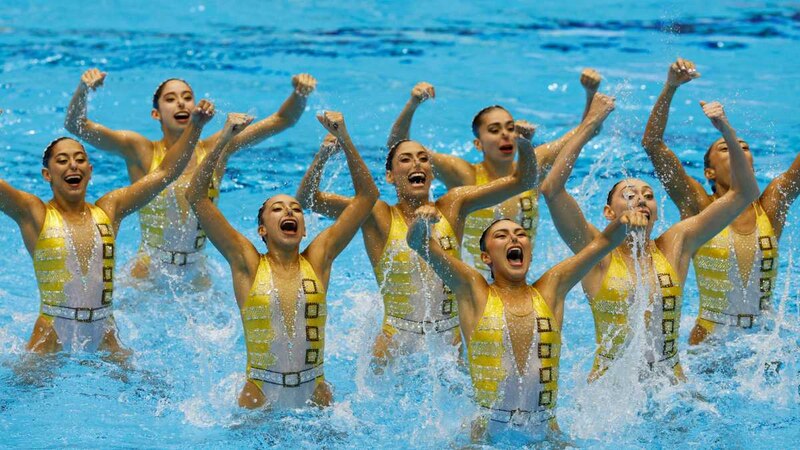 Las nadadoras españolas celebran su victoria en la final de natación sincronizada