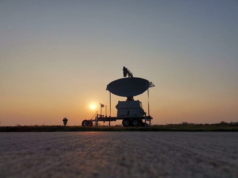 Radar militar en una base aérea