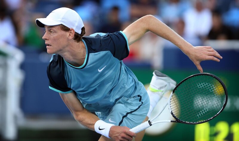 El tenista australiano Alex de Miñaur en acción durante un partido de tenis.