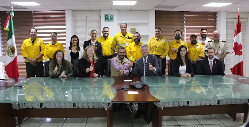 Funcionarios de México y Canadá y brigadistas forestales en reunión bilateral sobre cooperación forestal