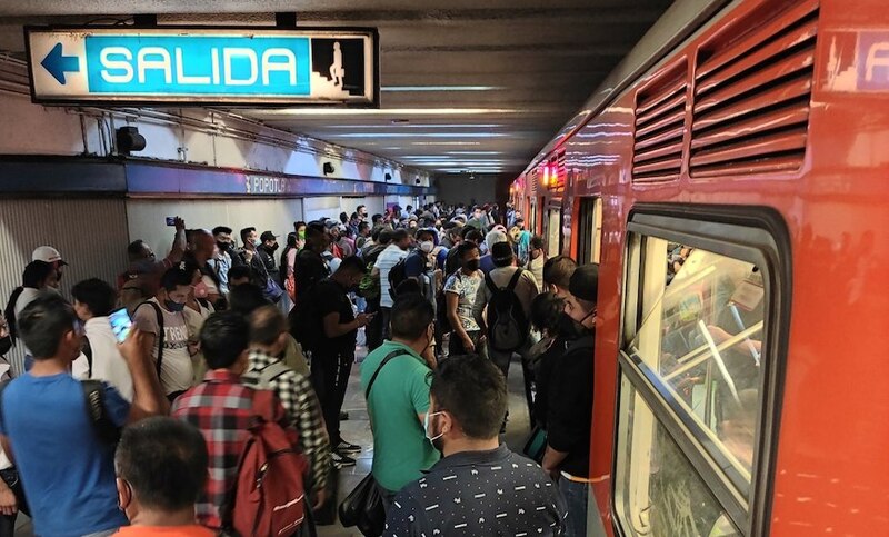 Un vagón del metro de la Ciudad de México repleto de gente