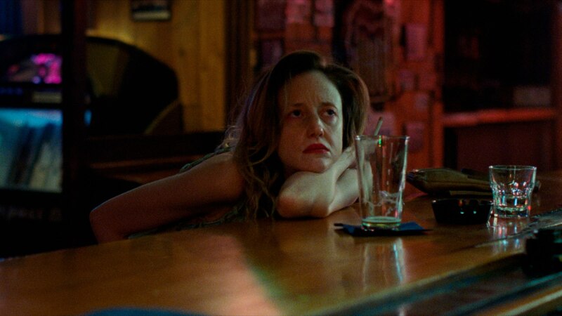 Mujer sentada en un bar
