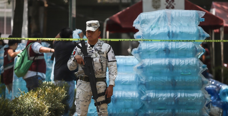 Militar mexicano resguarda botellas de agua