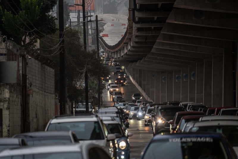 Fuerte congestionamiento se registró en la avenida Internacional en la zona de la construcción del Viaducto Elevado, después de haberse registrado accidente vial que dejó el saldo de dos mujeres lesionadas.