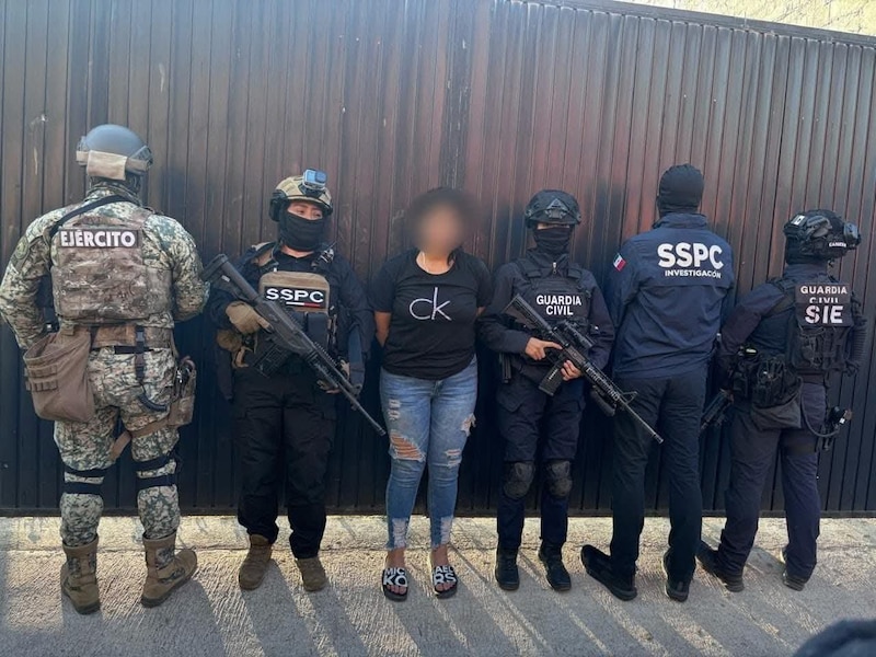 Momento del arresto de Leslie "La Güera" durante un operativo en Huandacareo, Michoacán, el 1 de mayo de 2024, antes de su liberación por falta de pruebas.