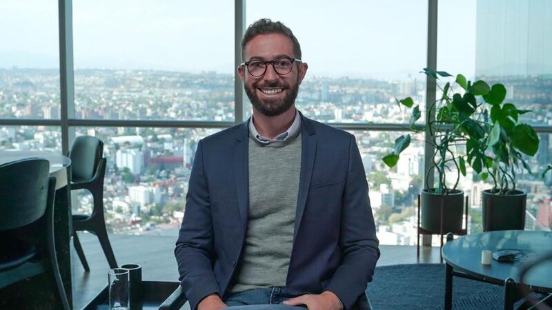 El CEO de una empresa mira por la ventana de su oficina