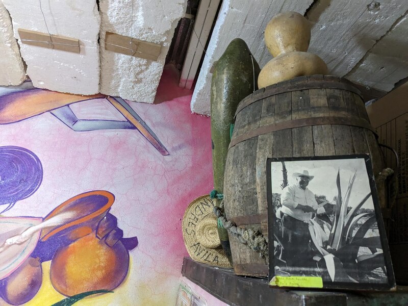 Tonel de mezcal con foto de Don Amado