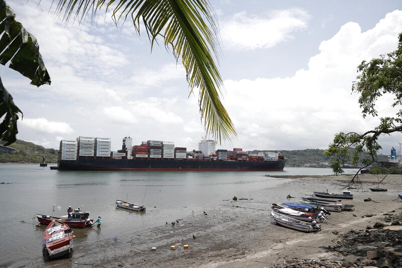 Un gran barco carguero en el Canal de Panamá
