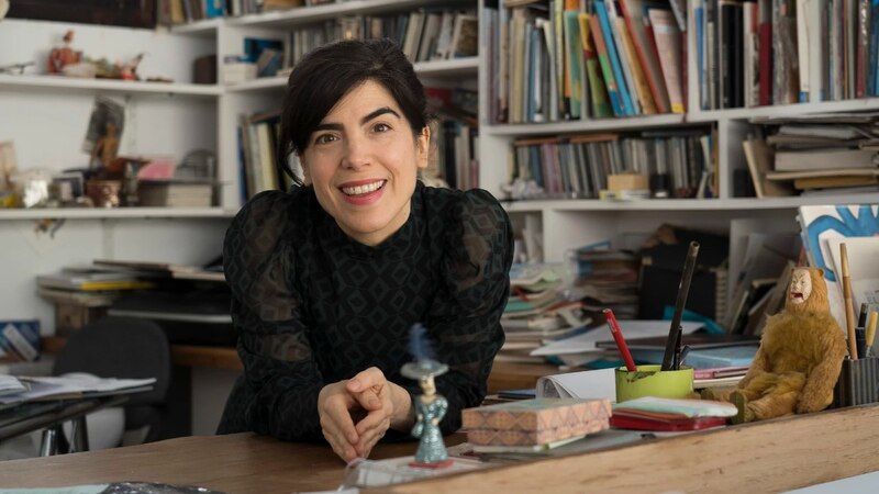 La escritora española Irene Vallejo en su estudio.